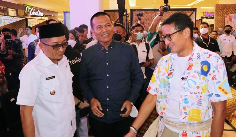 Wako Pariaman, Genius Umar bersama Wako Padang Hendri Setpa dampingi Menparekraf Sandiaga Uno saat pameran AKI 2022 di Kota Padang, Rabu malam (6/7). (Dok : Istimewa)