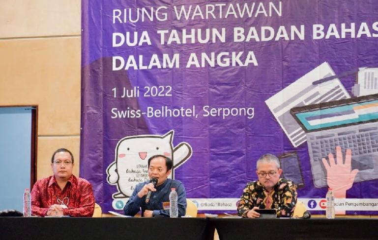 Kepala Badan Bahasa, E Aminudin Aziz, paparkan hasil kinerja Badan Bahasa dalam dua tahun terakhir di Jakarta, Jumat (1/7) kemarin. (Dok : Istimewa)