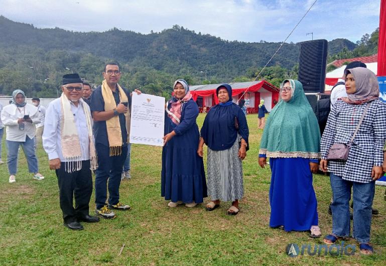 Staf Khusus Erick Thohir, Arya Sinulingga didampingi Wakil Wali Kota Sawahlunto Zohirin Sayuti secara simbolis  serahkan NIB bagi pelaku usaha di Kota Sawahlunto dalam kegiatan Pasar Rakyat dan Bazaar UMKM BUMN, Jumat (29/7). (Foto : Arzil)