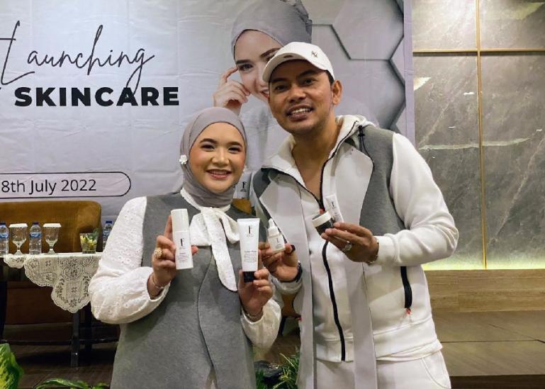 Owner F Beauty Skincare Fomalhaut Zamel beserta istri Rofikoh Isnaini memperlihatkan lima item Facial Care Series. (Dok : Istimewa)