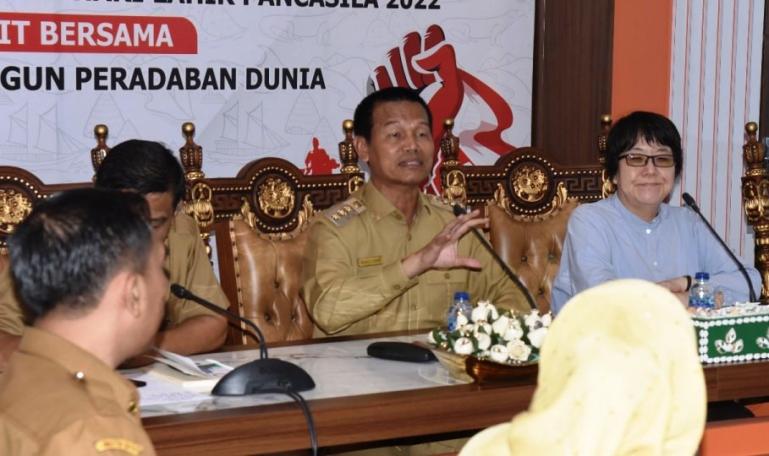 Wali Kota Genius Umar bersama tamu dari Japan Initiative Mrs Taki Kitada, yang datang ke Kota Pariaman, Senin (25/7). (Dok : Istimewa)