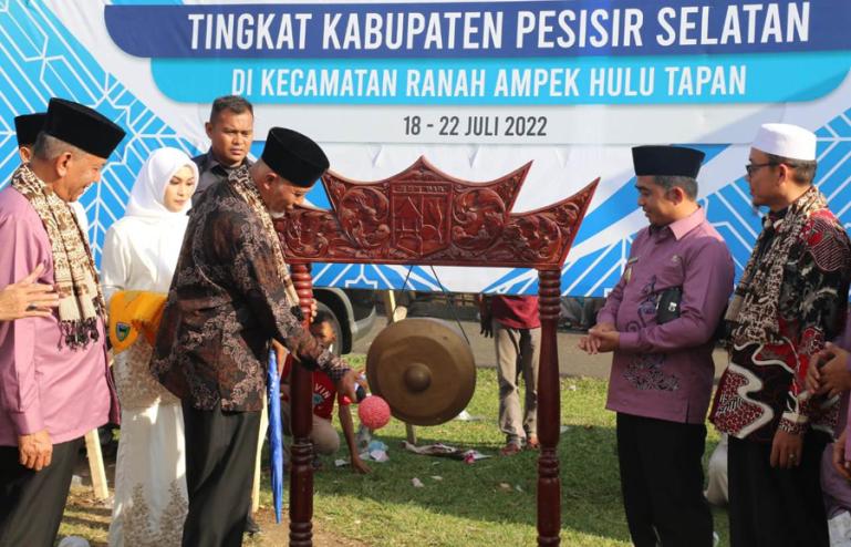 Gubernur Mahyeldi pukul gong tanda dimulainya MTQ ke-40 se Kabupaten Pessel, di Tapan, Senin (18/7). (Dok : Istimewa)