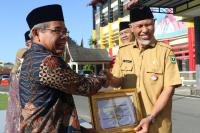 Gubernur Sumbar Mahyeldi serahkan penghargaan kepada Koperasi Konsumen Syariah Kota Bukittinggi, Senin (18/7). (Dok : Istimewa)