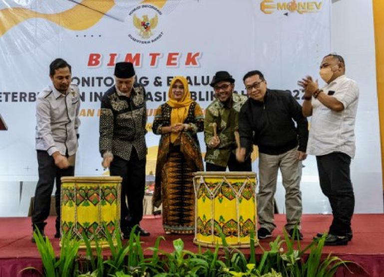 Gubernur Mahyeldi bersama Ketua dan anggota KI Sumbar launching monev KIP Sumbar 2022 di Kota Bukittinggi, Kamis (7/7). (Dok : Istimewa)
