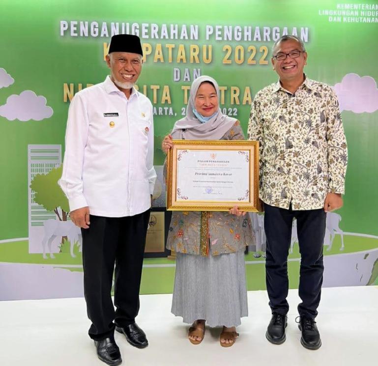 Gubernur Mahyeldi didampingi oleh Kepala Dinas LH Sumbar  Siti Aisyah dan Kepala Badan penghubung Aschari Cahyaditama saat menerima penghargaan, Rabu (20/7). (Dok : Istimewa)