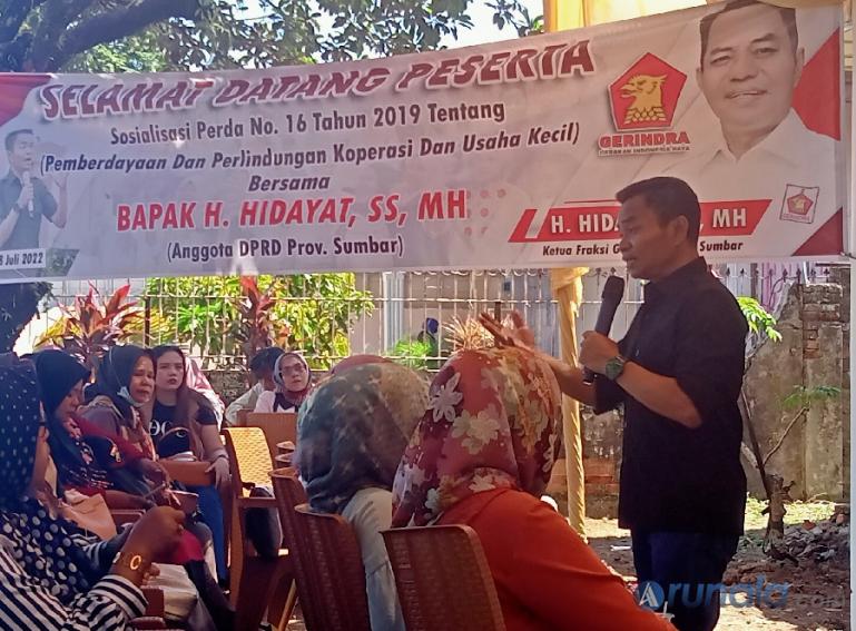 Anggota DPRD Sumbar, Hidayat saat berikan sosialisasi Perda Nomor 16 Tahun 2019 tentang Pemberdayaan dan Perlindungan Koperasi, dan Usaha Kecil kepada anggota Koperasi Hidayah Satati Mandiri di Padang, Senin (18/7). (Foto : Arzil)