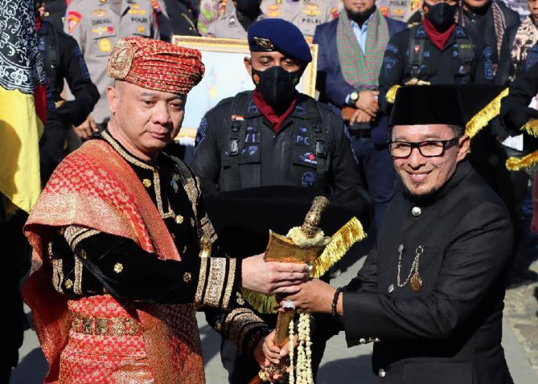 Kapolda Sumbar, Irjen Pol Teddy Minahasa P serahkan sejumlah benda pusaka Raja-raja Minangkabau kepada Bupati Tanahdatar, Eka Putra, di Istano Basa Pagaruyung, Batusangkar, Tanahdatar, Jumat (1/7). (Dok : Istimewa)