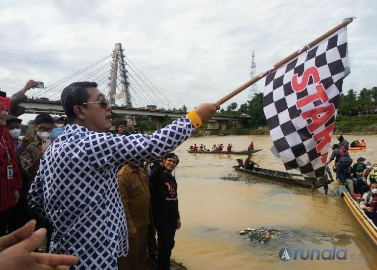 Direktur Perfilman Musik dan Media, Ditjen Kebudayaan, Ahmad Mahendra, melepas peserta ekspedisi Sungai Batang Hari, Selasa siang (12/7). (Foto : Anto)