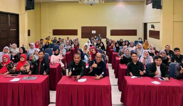 Ketua DPRD Sumbar, Supardi bersama peserta sosialisasi penguatan nilai-nilai kepahlawanan di Bukittinggi, Senin malam (4/7). (Dok : Istimewa)
