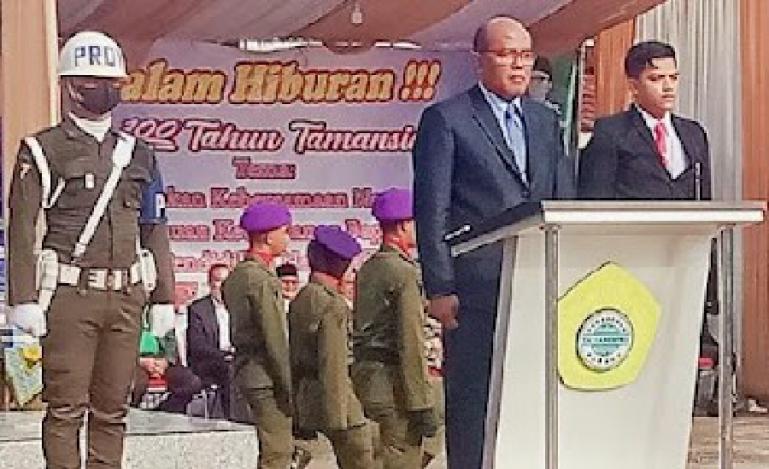 Ketua DPRD Sumbar Supardi saat memimpin upacara peringatan 1 abad Tamsis di Kampus Tamsis Padang, Minggu (3/7). (Dok : Istimewa)