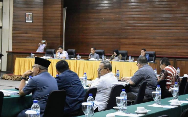 Komisi II DPRD Sumbar bersama mitra kerja rapat pembahasan KUA PPAS Sumbar 2023 di Bukittinggi sejak Rabu (20/7) lalu. (Dok : Istimewa)