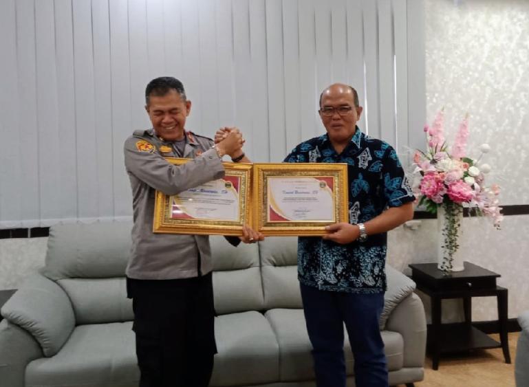 Kompol Russirwan saat terima penghargaan dari Ketua DPRD Sumbar Supardi, Senin (11/7). (Dok : Istimewa)