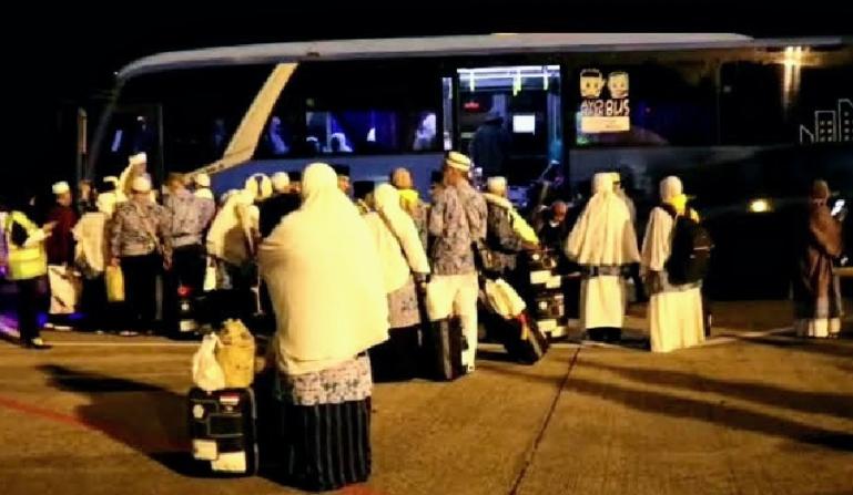 Rombongan jamaah haji asal Sumbar tiba di BIM Padang dari  Bandara King Abdulaziz, Jeddah, Jumat malam (15/7). (Dok : Istimewa)