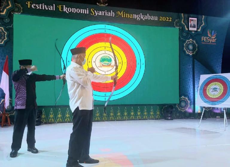 bersama Kepala Perwakilan BI Sumbar Wahyu Purnama melepas anak panah pertanda diresmikan Festival ekonomi syariah Minangkabau 2022 di di Aula Kantor Perwakilan BI Sumbar, Rabu (27/7). (Dok : Istimewa)