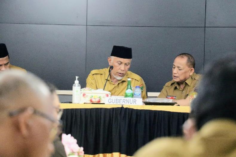 Gubernur Sumbar, Mahyeldi pimpin rapat penuntasan lahan pembangunan jalan Tol di Padangpariaman, Senin (25/7). (Dok : Istimewa)