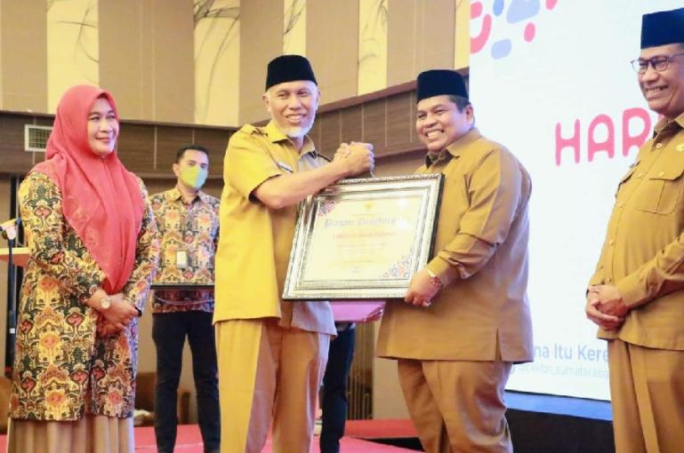 Gubernur Mahyeldi berikan penghargaan kepada Bupati Padangpariaman Suhatri Bur di acara Harganas ke-29 tingkat Sumbar di Padang, Senin (4/7). (Dok : Istimewa)