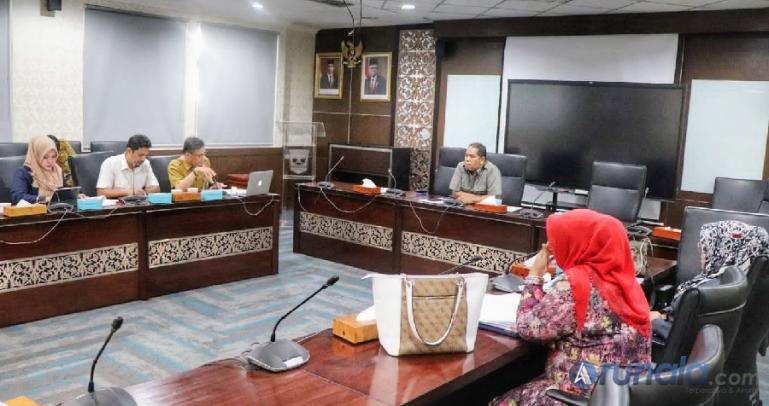 Sekretaris Komisi 1 DPRD Sumbar, Refdinal bersama KI Sumbar dan pemprov rapat kerja finalisasi Ranperda KIP, Selasa sore (12/7). (Foto : Arzil)