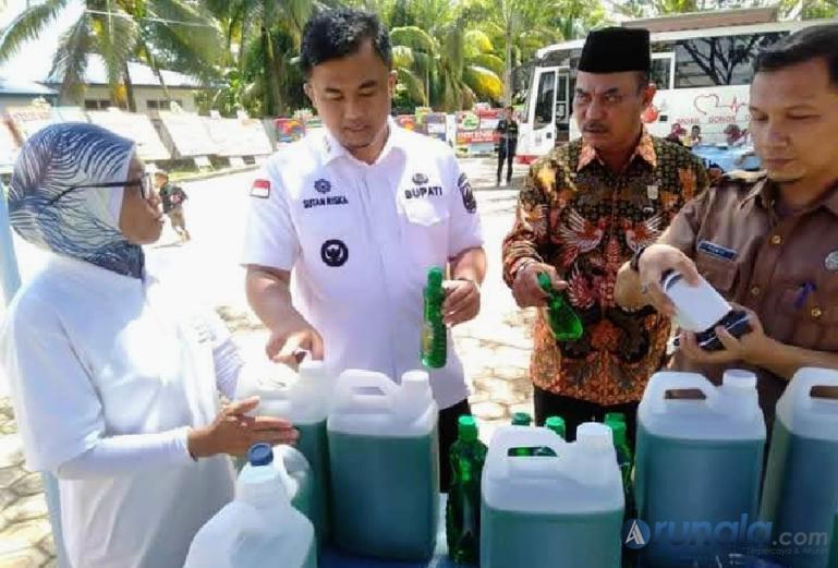 Ketua DPRD Dharmasraya Pariyanto bersama Bupati Sutan Riska Tuanku Kerajaan melihat produk serai wangi produksi Nagari Sungai Duo, Kamis, (14/7). (Foto : Anto)