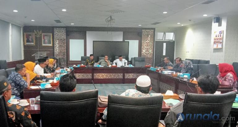 Ketua Komisi 1 DPRD Sumbar, Maigus Nasir dan anggota komisi hearing dengan panitia rakernas PABPDSI ke-III di DPRD Sumbar, Selasa (12/7). (Foto : Arzil)