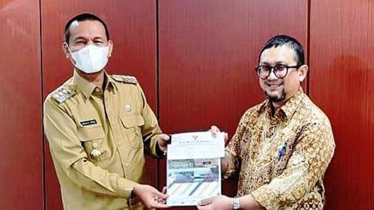 Wali Kota Pariaman, Genius Umar bersama Direktur Regional I Bappenas RI, Uke Mohammad Hussein seusai diskusi menyangkut konsep Metropolis Palapa, di Jakarta, Senin, (4/7). (Dok : Istimewa)