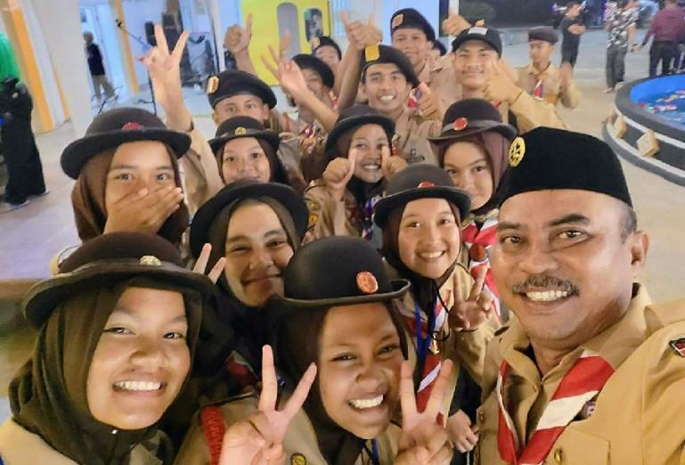 Majelis Pembina Kwarcab 018/Kabupaten Dharmasraya Pariyanto bersama anggota Pramuka Dharmasraya seusai ikuti traning center, Sabtu malam (23/7). (Dok : Istimewa)