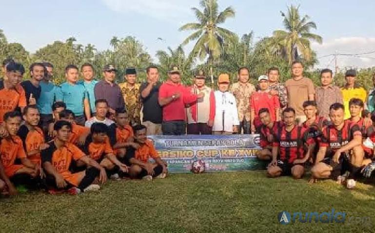 Ketua DPRD Dharmasraya, Pariyanto bersama tim yang akan berlaga di turnamen sepak bola Persiko Cup XVIII, Senin siang (4/7). (Foto : Anto)