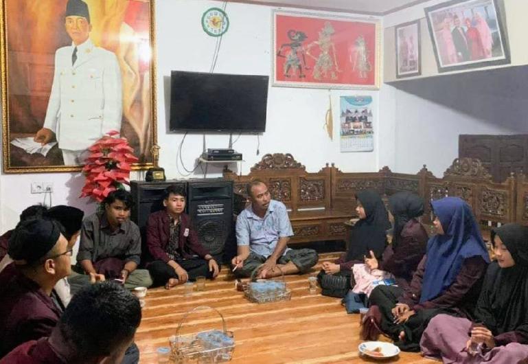 Ketua DPRD Dharmasraya Pariyanto saat sambut kehadiran mahasiswa UIN IB Padang ysng yang laksanakan KKN di Nagari Sitiung, Sabtu sore (17/7). (Foto : Anto)