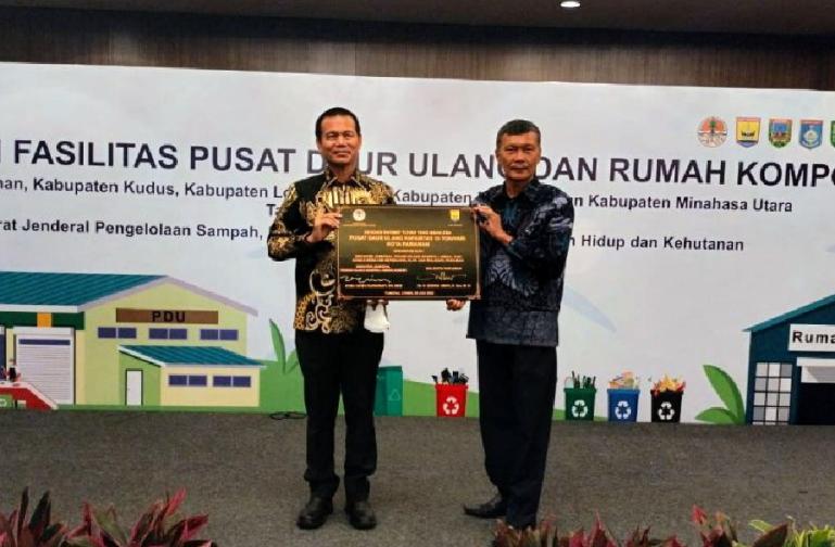 Wali Kota Pariaman Genius Umar saat menerima bantuan alat PDU dari Kemen LHK di Jakarta, Selasa (26/7). (Dok : Istimewa)