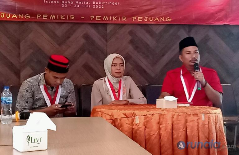 Ketua caretaker DPD GMNI Sumbar, Yogi Yolanda bersama pihak penyelenggara gelar jumpa pers terkait Konferda I GMNI Sumbar, Kamis (21/7). (Foto : Arzil)