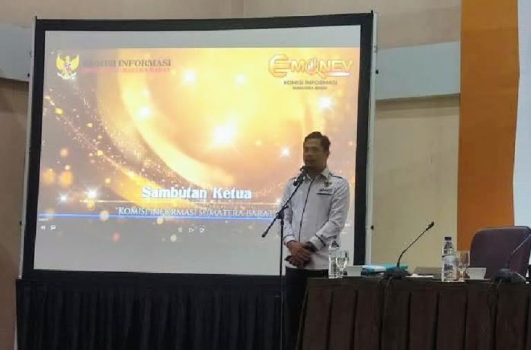 Ketua KI Sumbar, Nofal Wiska saat membuka monev keterbukaan informasi publik sesi II di Bukittinggi, Kamis siang (7/7). (Dok : Istimewa)