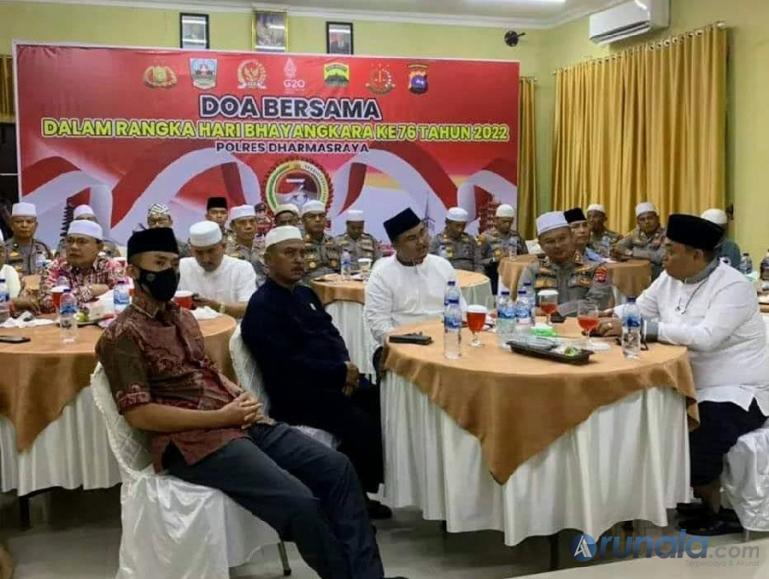 Ketua DPRD Dharmasraya Pariyanto hadiri kegiatan doa bersama peringati HUT Bhayangkara ke-76 tahun di Mapolres Dharmasraya, Jumat (1/7). (Foto : Anto)