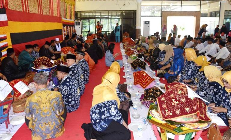 Suasana makan bajamba yang diadakan Pemko Pariaman di rumah dinas wali kota setempat, Sabtu (2/7). (Dok : (Istimewa)