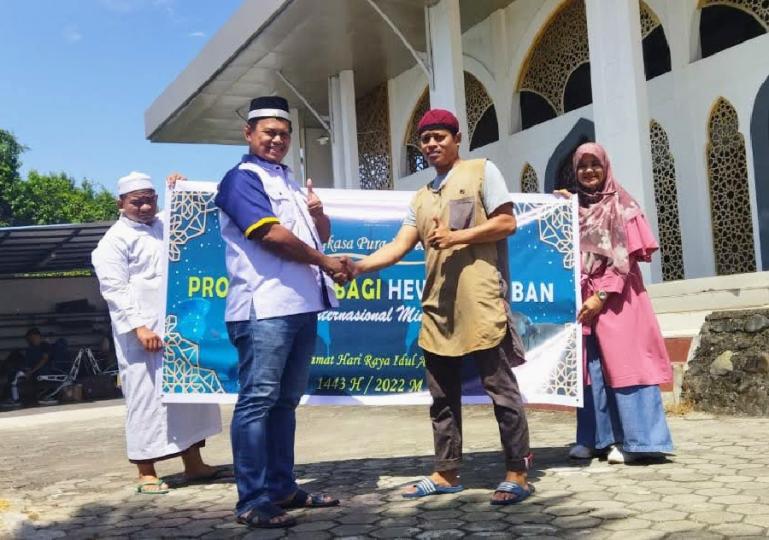 EGM PT Angkasa Pura II (Persero) Bandara Internasional Minangkabau, Siswanto serahkan hewan kurban kepada pengurus Masjid Ukhuwah menyambut Hari Raya Idul Adha tahun ini, Jumat (8/7). (Dok : Istimewa)