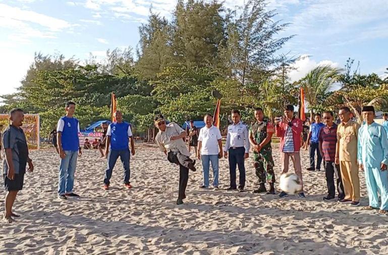 Wali Kota Genius Umar lakukan tendangan pertama tanda dibukanya Turnamen Sepak Bola Pantai RKPS Cup 2022 di di Lapangan Sepak Bola Pantai RKPS, Selasa sore (12/7).