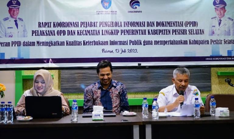 Ketua KI Sumbar, Nofal Wiska paparkan pentingnya keterbukaan informasi publik pada peserta rakor PPID se Pessel, Rabu (13/7). (Dok : Istimewa)