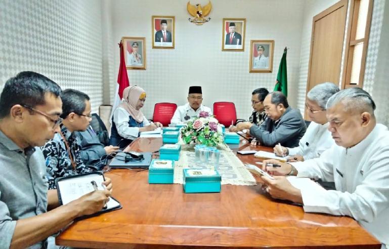 Sekprov Sumbar Hansastri pimpin rapat persiapan pelaksanaan IMLF 2023 yang digagas Komunitas Satupena Sumbar, di ruang rapat Sekprov, Jumat (15/7). (Dok : Istimewa)