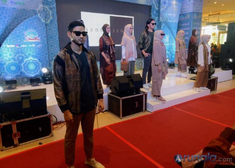 Model memperagakan salah satu koleksi brand SEGEH saat peluncuran brand SEGEH pada Festival Ekonomi Syariah Minangkabau 2022 di Transmart Padang, Sabtu (30/7). (Foto : Fajril)