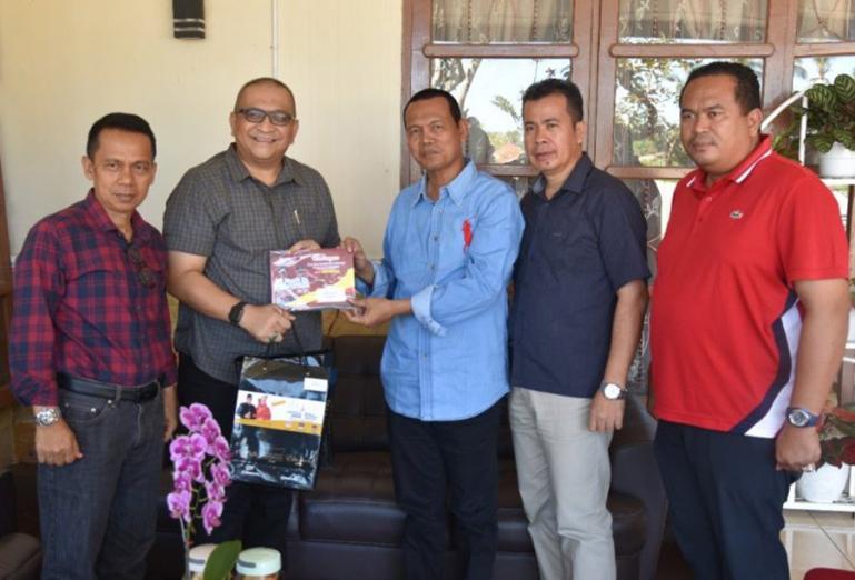 Sekko Padang, Andree Harmadi Algamar serahkan undangan rakornas Apeksi XV 2022 kepada Wako Pariaman, Genius Umar, Minggu (31/7). (Dok : Istimewa)