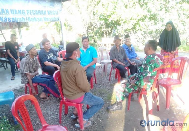 Babinsa Koramil 06/Koto Tangah, Sertu Zainal Afendi bersama warga RT 04/RW 07 Kelurahan Balai Gadang saat berdialog, Senin siang (11/7). (Foto : Derizon)