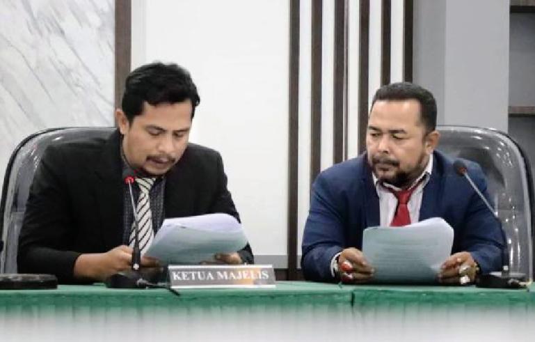 Ketua majelis komisioner KI Sumbar, Noval Wiska bersama anggota majelis Adrian Tuswandi saat gelar SIP antara Syarif Isran dengan PPID Utama Pemkab Agam, Jumat (1/7). (Dok : Istimewa)