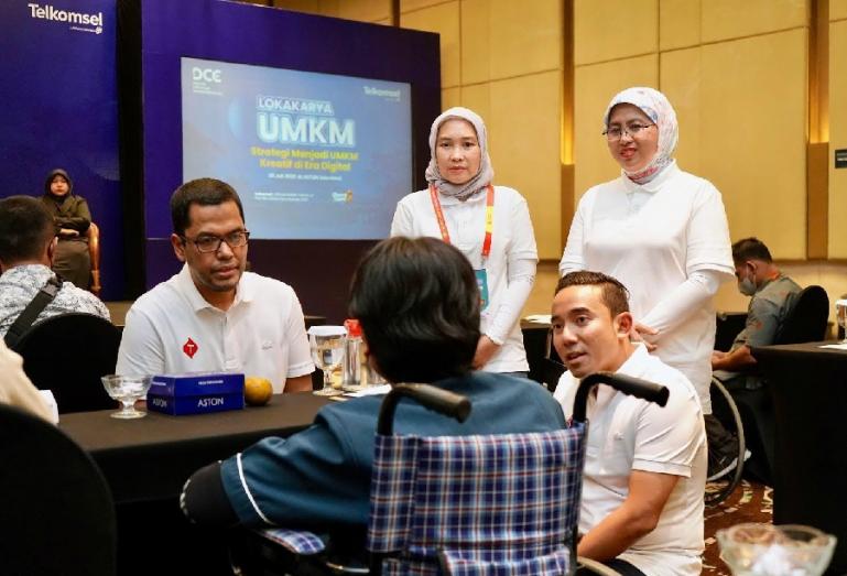 Direktur Keuangan dan Manajemen Risiko Telkomsel Mohamad Ramzy (tengah) menyapa peserta lokakarya untuk komunitas penyandang disabilitas yang merupakan pelaku UMKM yang terselenggara di Solo, Sabtu (30/7). (Dok : Istimewa)