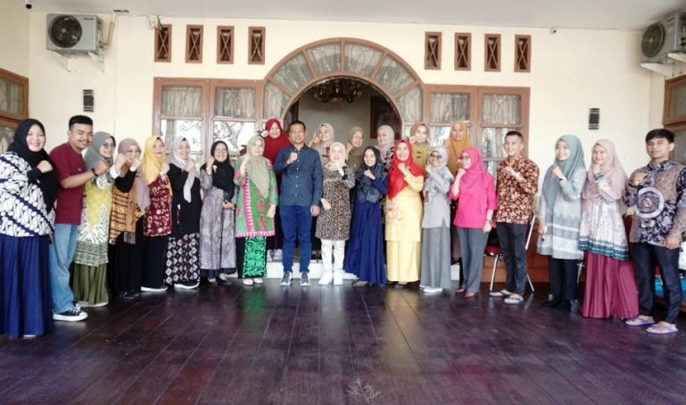 Wako Genius Umar didampingi Ketua TP-PKK Lucyanel Genius melepas rombongan PKK Kota Pariaman di pendopo rumah dinas wali kota Kamis (14/7). (Dok : Istimewa)