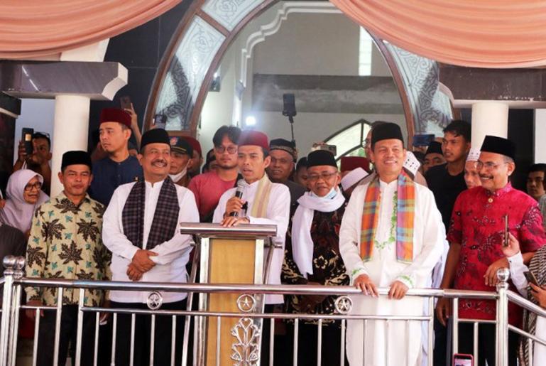 Ustad Abdul Somad didamping Wako Genius Umar dan Wawako Mardison Mahyuddin saat meresmikan Surau Batu, Desa Batang Tajongkek Kecamatan Pariaman Selatan, Minggu (3/7). (Dok : Istimewa)