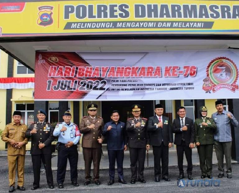 Wakil Ketua DPRD Dharmasraya, Ade Sudarman hadiri upacara peringatan HUT Bhayangkara ke-76 tahun di Mapolres Dharmasraya, Selasa (5/7). (Foto: Anto)