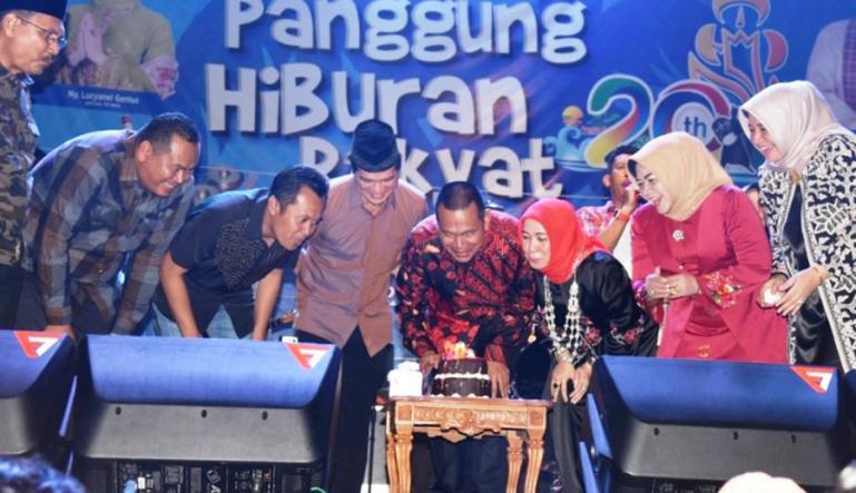 Wako Genius Umar dan Wawako Mardison Mahyuddin bersamaan tiup lilin HUT kota yang diadakan di panggung hiburan rakyat Jumat malam (1/7). (Dok : Istimewa)
