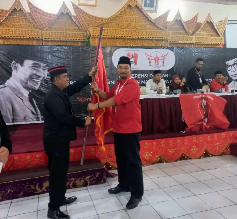 Yogi Yolanda saat menerima panji-panji GMNI Sumbar setelah terpilih secara aklamasi dalam Konferda GMNI Sumbar I di Bukittinggi, Sabtu (23/7). (Dok : Istimewa)