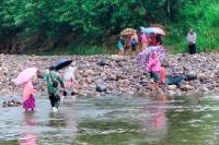 Tidak Ada Jembatan Penghubung: Babinsa Bantu Warga Seberangi Sungai