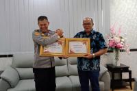 Dinilai Berdedikasi dan Menginspirasi: Kompol Russirwan Terima Penghargaan dari Ketua DPRD