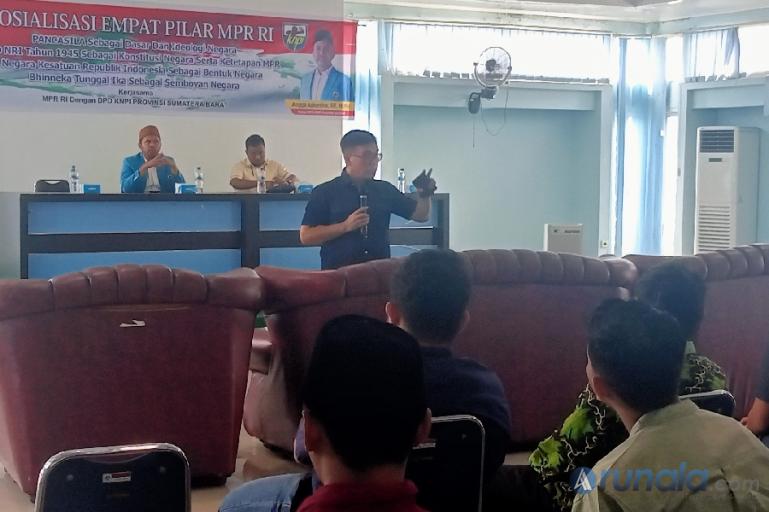 Anggota DPD/MPR RI dapil Sumbar, Alirman Sori saat berikan sosialisasi Empat Pilar MPR RI kepada sejumlah pengurus anggota OKP yang bernaung dibawah KNPI Sumbar, di Padang, Senin (8/8). (Foto : Arzil)
