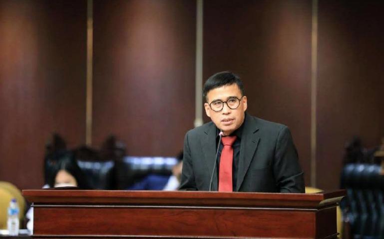 Anggota DPD RI asal Dapil Sumbar, Alirman Sori saat menyampaikan aspirasi masyarakat Mentawai yang minta UU Provinsi Sumatera Barat agar direvisi, di sidang paripurna DPD RI, di Senayan Jakarta, Senin (15/8). (Dok : Istimewa)